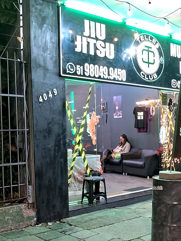 Fachada da Telles Club na Av. Assis Brasil