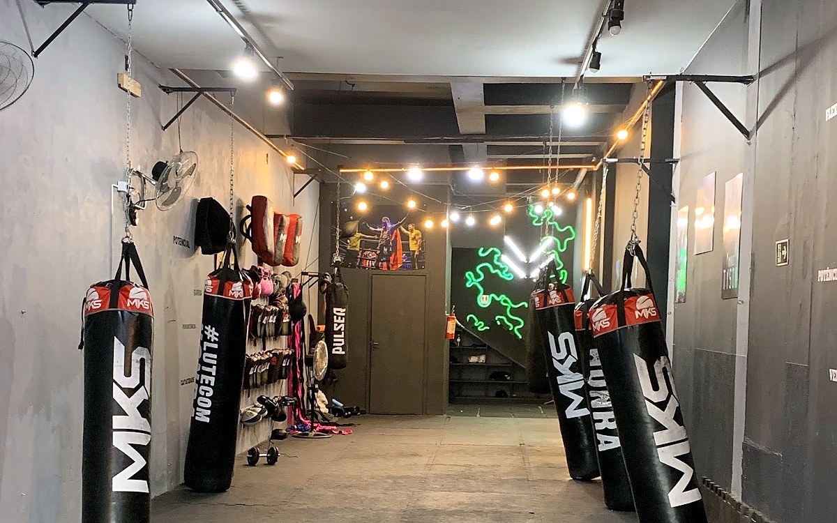 Corredor de treino com sacos de pancada